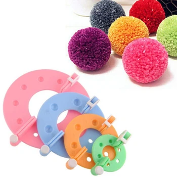 1 Takım 4 Boyutları DIY Dikiş Araçları Ponpon Seti Plastik Pom Pom Makinesi Yonca Kabartmak Topu Weaver Iğne Zanaat Örgü Aracı Renk Rastgele